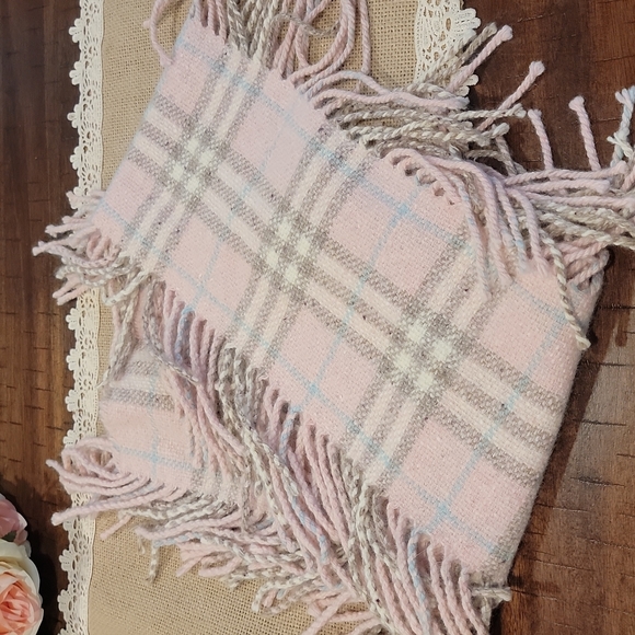 Authentic Burberry Pink Fringe Scarf - Picture 4 of 4